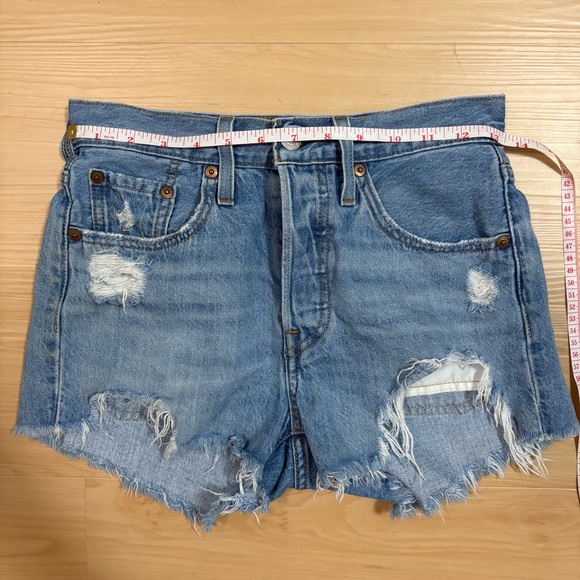 Levi’s 501 Cut Off Jean Shorts Size 24 Light Wash Distressed High Rise - Picture 7 of 10